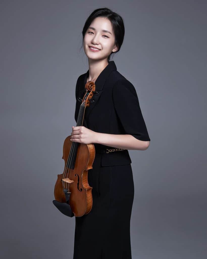 Minjin Lee Violin Headshot